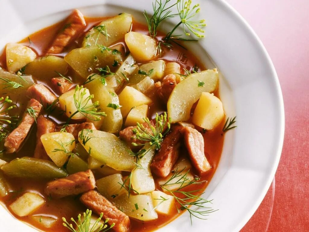 Рагу из свинины с картошкой. Тушёная картошка с мясом и томатной пастой. Свинина с картошкой с томатной пастой. Гуляш по канадски. Свинина с картошкой с томатной пастой.