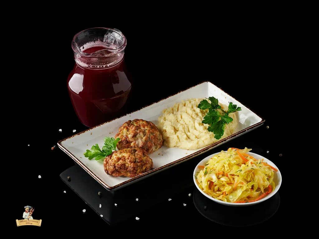 пюре с котлетой и салатом. обеды пюре. комплексный обед на белом фоне. наггетсы с картофельным пюре. картошка с котлетой.