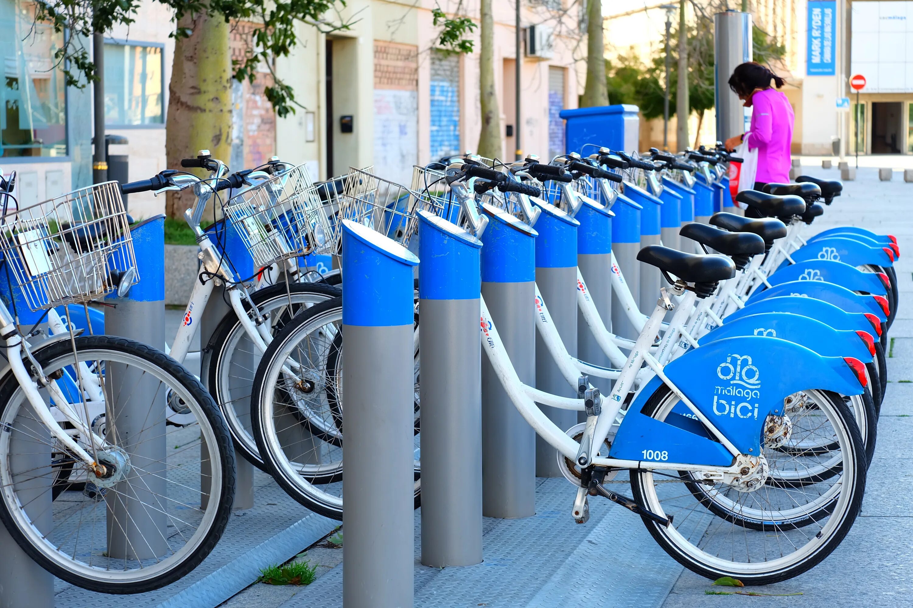 Bike сайт. Велопарковка велосипед. Паркинг для велосипедов. Стоянка для велосипедов. Необычные велопарковки.