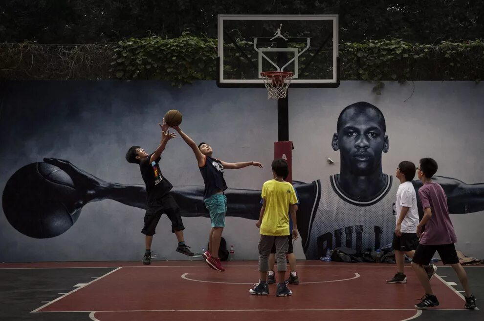 My friend plays basketball than me. Человек играющий в баскетбол. Дети играющие в баскетбол. Игра баскетбол. Играть в баскетбол.