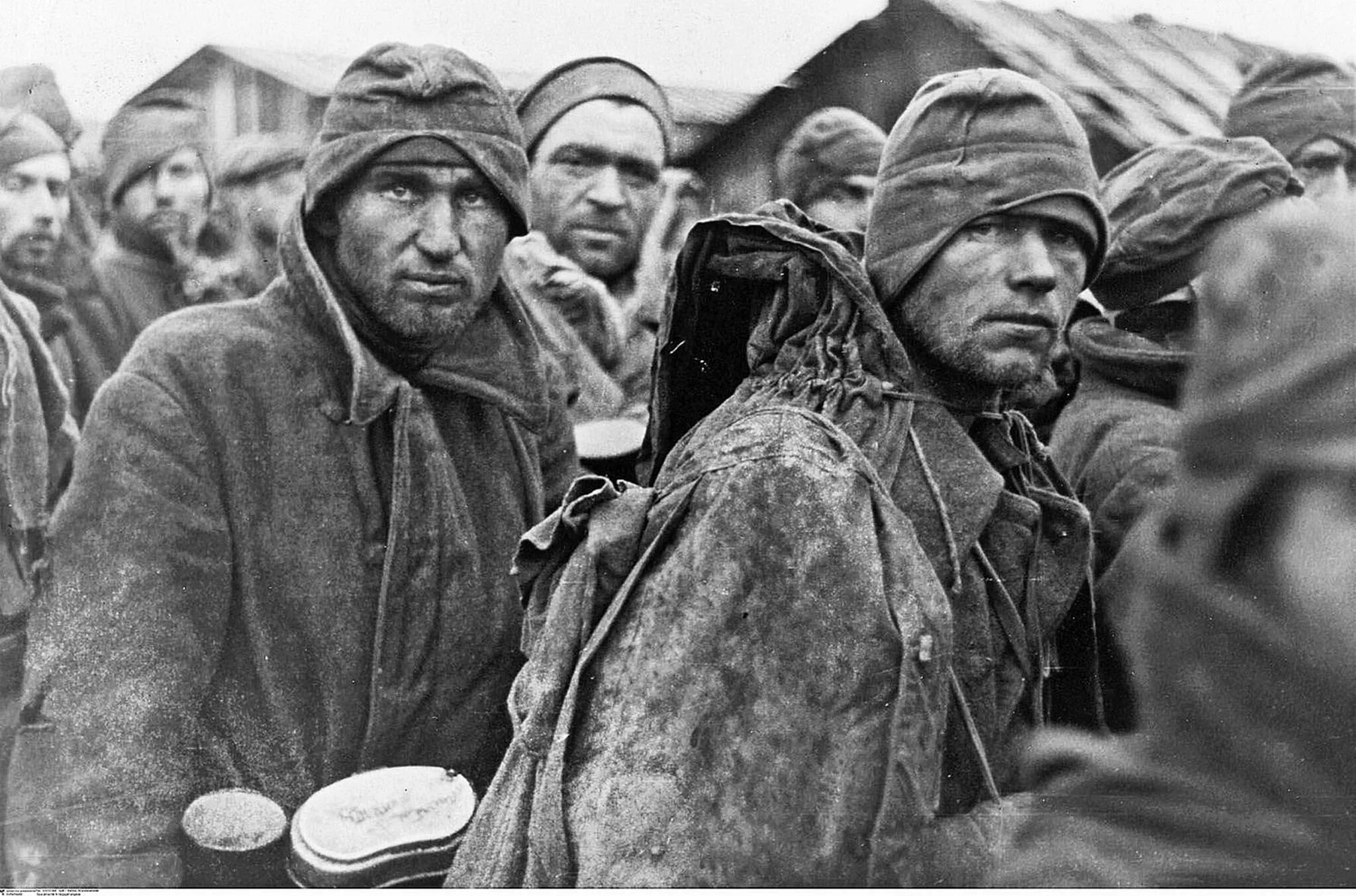 Пленные советские солдаты 1941 Вязьма. Пленные под Вязьмой в 1941. Пленные красноармейцы 1941 унтерменш. Военнопленные великой отечественной войны