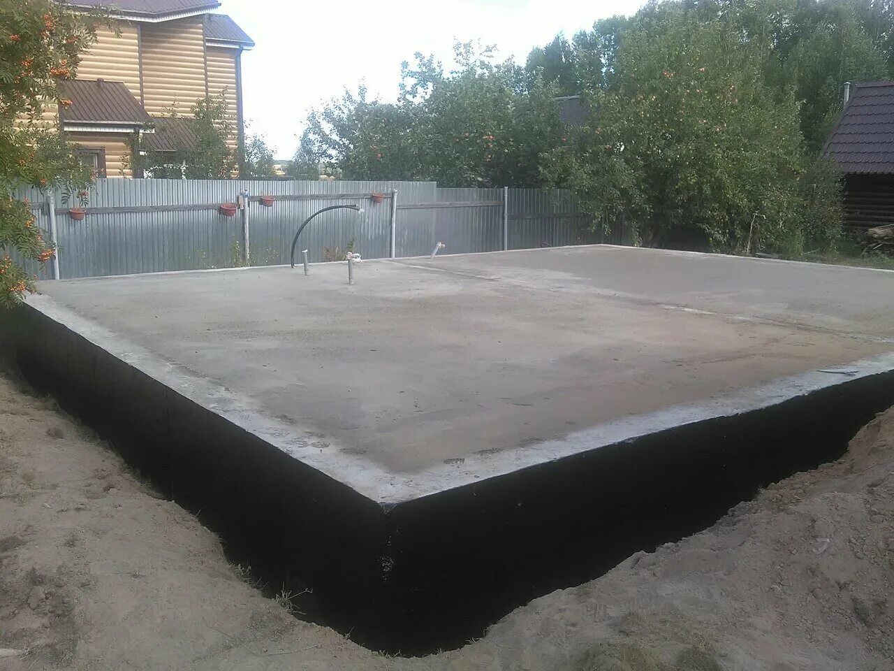 Фундаментная плита с ребрами жесткости вниз технология. Фундамент монолит жб. Монолитная железобетонная фундаментная плита. Монолитная фундаментная плита толщина. Монолитная плита.