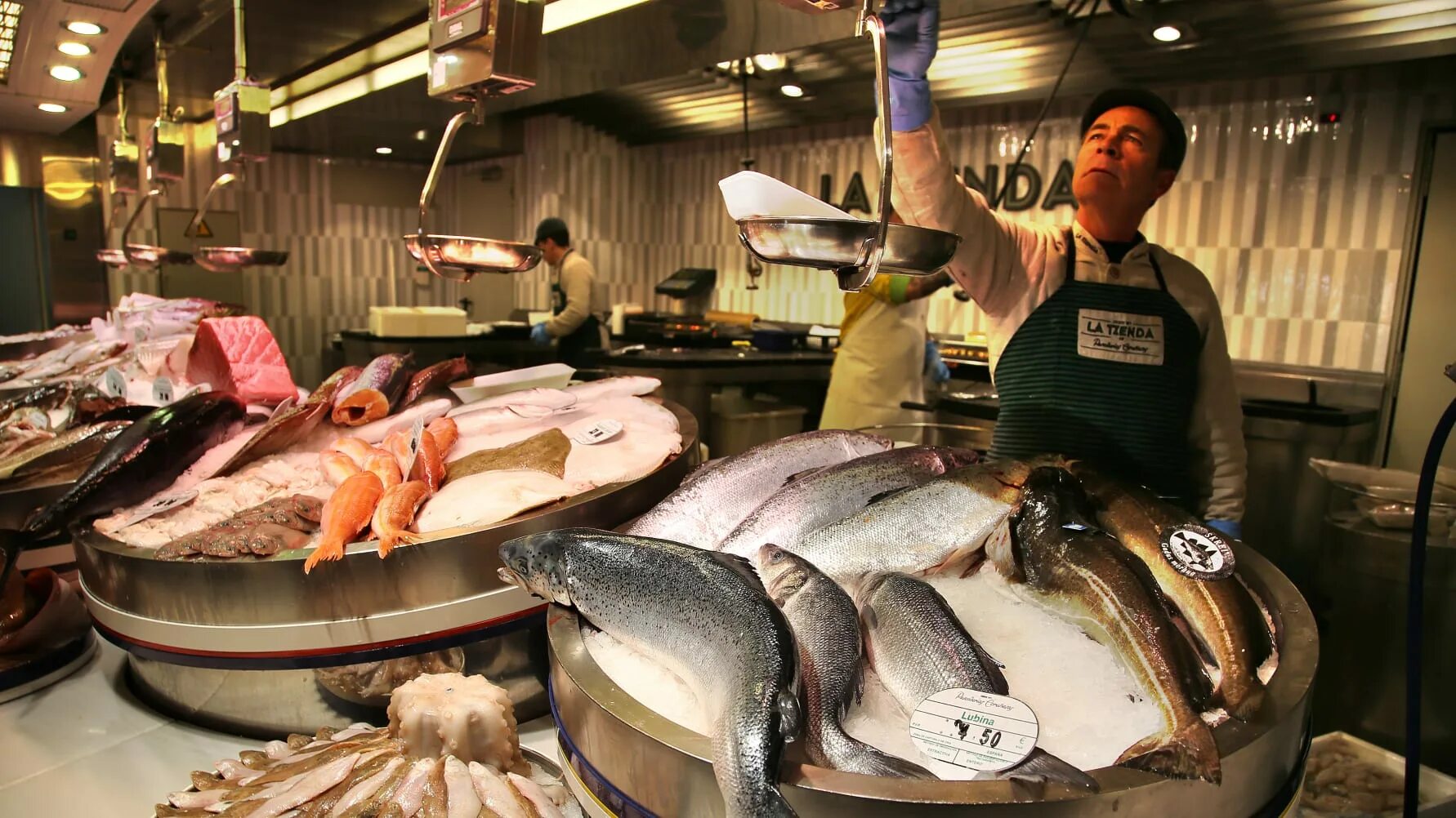 Купили на рынке рыбу. Рыбный прилавок. Рыба в магазине. Рыбный рынок в Норвегии. Рыбный магазин на рынке.