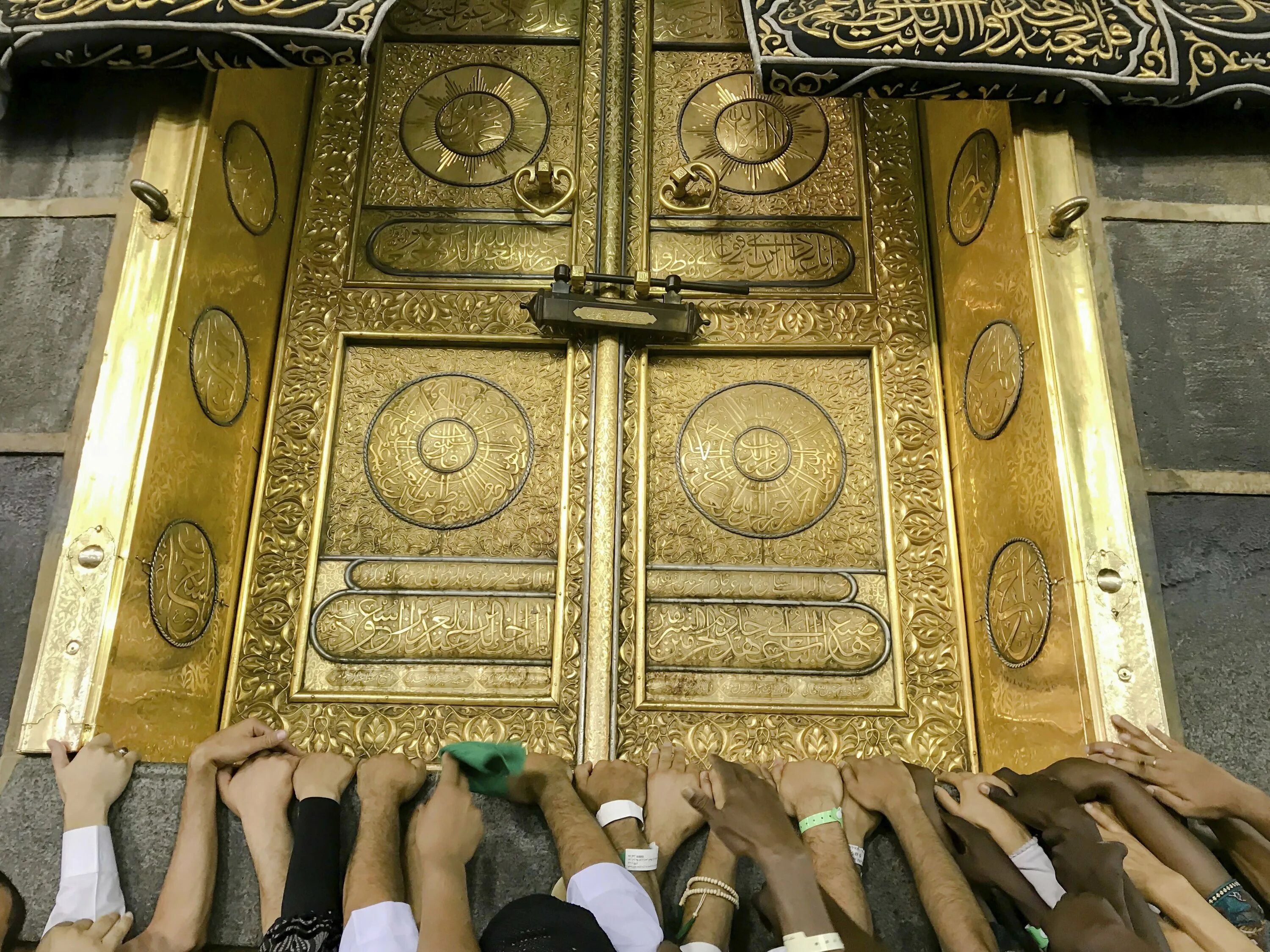 Кааба мекка внутри. Мечеть Кааба камень. Паломничество к Каабе. Священный камень мусульман в Мекке. Кааба в Мекке.