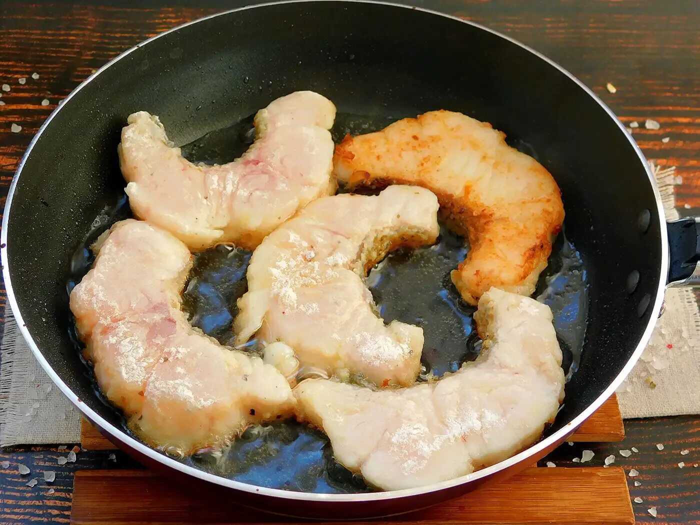 Жареная грудинка свиная на сковороде. Грудинка с луком на сковороде. Свиная грудинка с картошкой в духовке. Грудинка тушеная. Грудинка на сковороде.