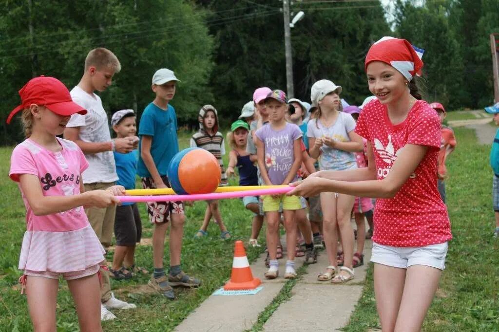 Игры дети на знакомство 10 лет. Детский лагерь. Спортивные мероприятия в лагере. Детский спортивный лагерь. Спортивные соревнования для детей в лагере.