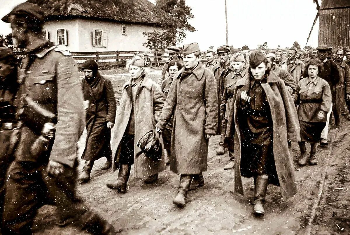 Фашисты были в москве. Пленные красноармейцы женщины 1941. Женщины военнопленные 1941 год. ВОВ советские военнопленные 1941. Советские военнопленные в Германии 1941-1945.