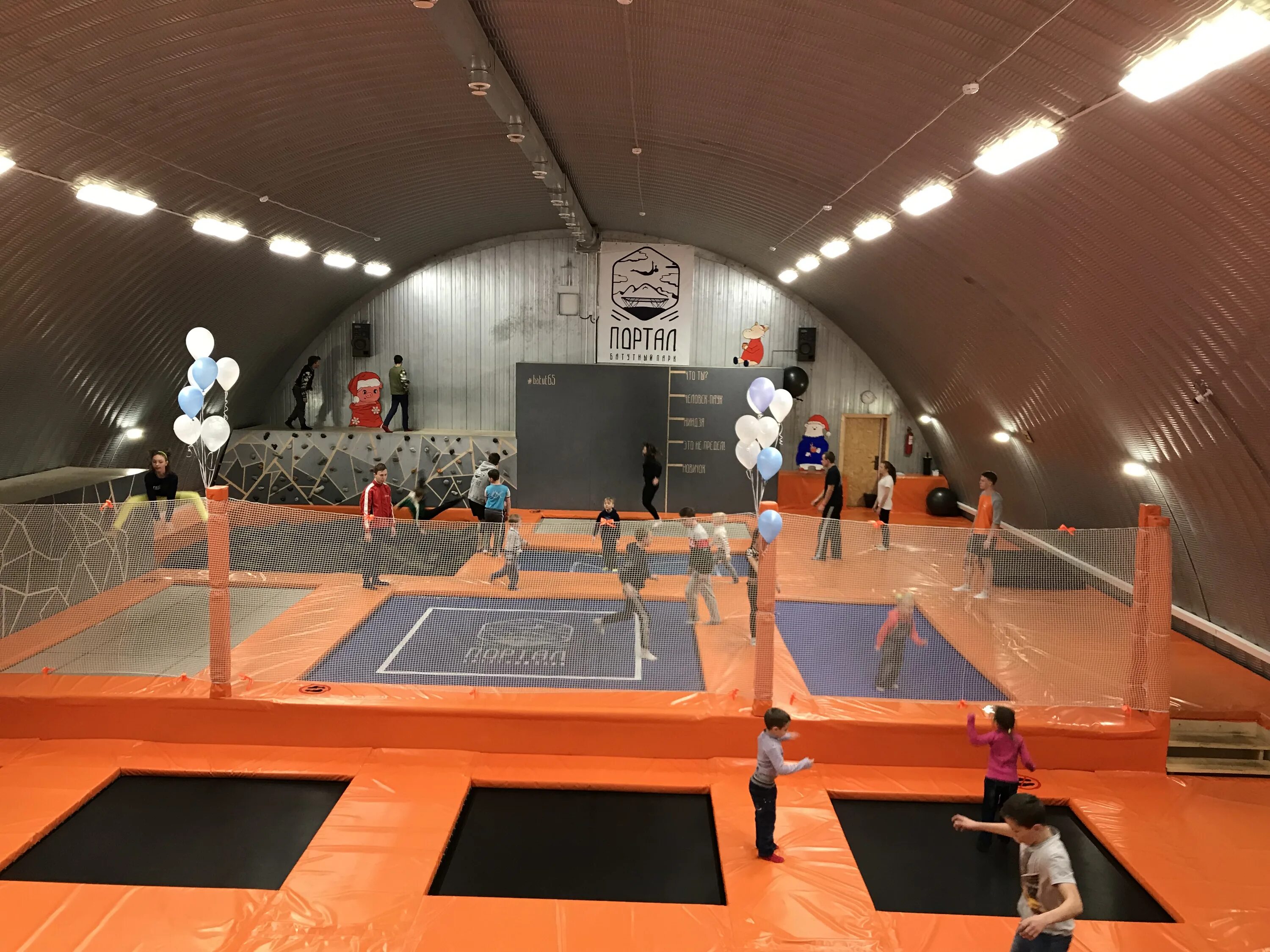 Парк радуга вешняки карусель. Батутный парк в радуге парке екатеринбург цены. Улет батутный парк екатеринбург. Радуга парк батутный парк улет. Радуга парк батуты.