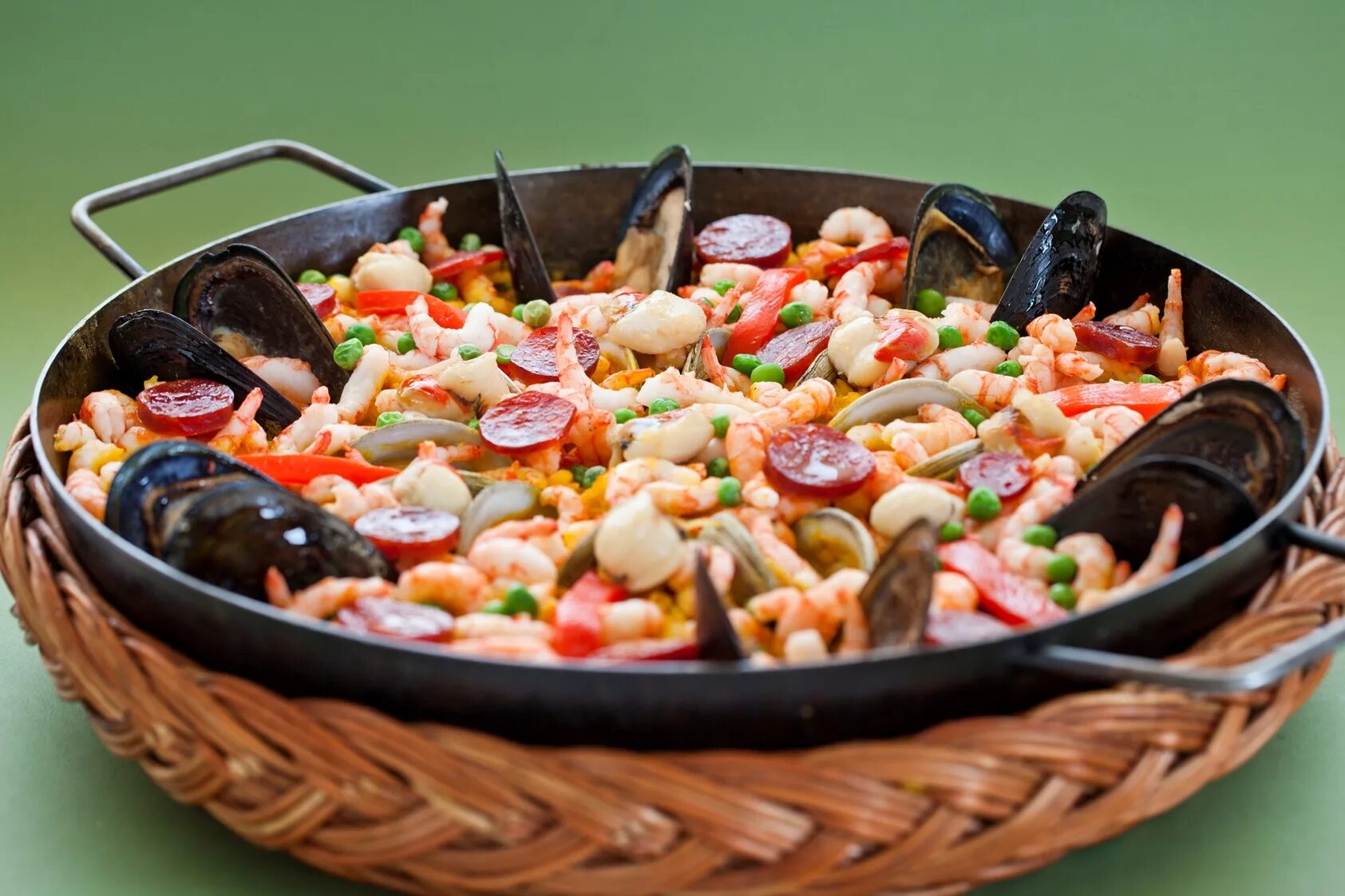 паэлья. испанская кухня паэлья. картофельный паэлья. мексиканская паэлья. паэлья по каталонски с морепродуктами.