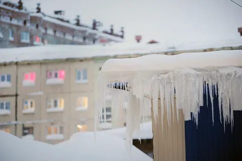 Сосульки на крыше дома