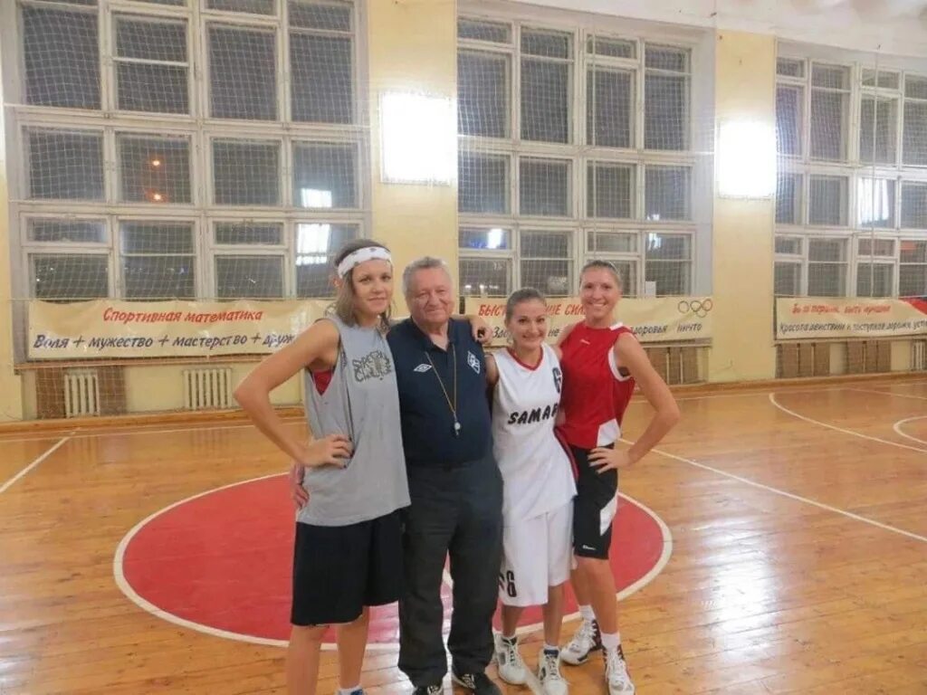 Азаров отец. Азаров игорь георгиевич тренер. Игорь георгиевич азаров самара. Полина азарова дочь дмитрия азарова. Семья азарова губернатора самарской области.