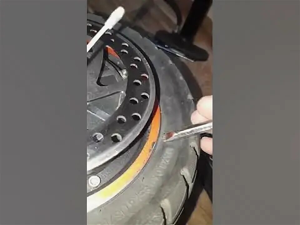 Kugoo m4 заднее колесо. Куго м4 про заднее колесо. Замена камеры на электросамокате куго. Колесо электросамоката в разборе. Kugoo s3 задняя вилка под мотор-колесо.