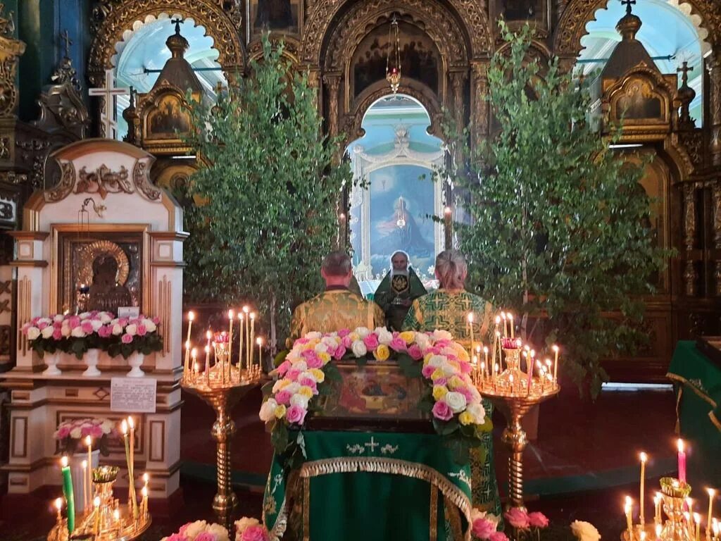 Дом паломника санкт-петербург. Архиерейское подворье храма вознесения господня. Храм святой троицы архиерейского подворья. Свято архиерейское подворье. Свято троицкое архиерейское подворье октябрьское хмао.