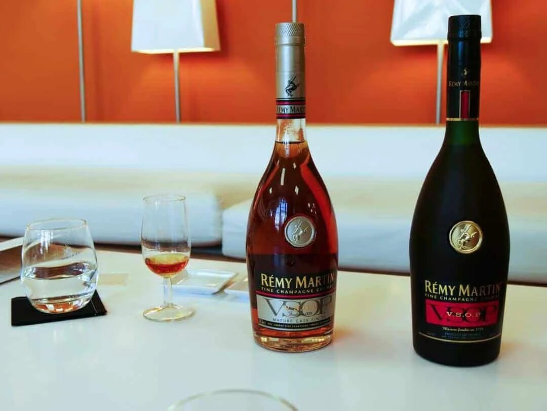 Remy martin champagne. Remy Martin VSOP С бокалами. Remy Martin Fine Champagne Cognac VSOP. Remy Martin VSOP 2 бокала.