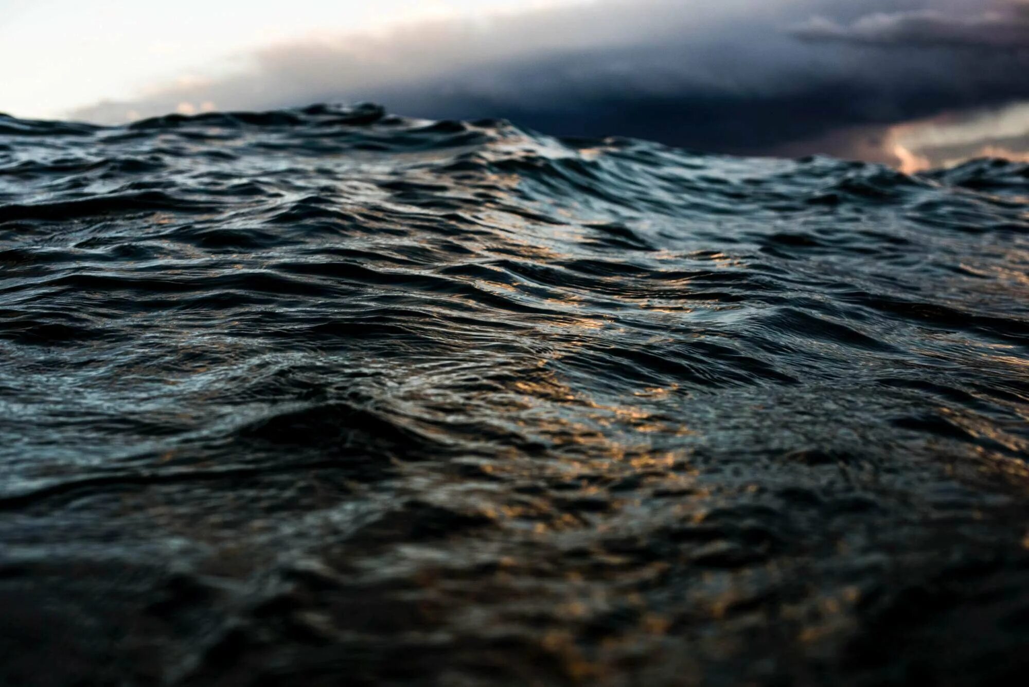 Фото черной воды. Поверхность океана. Темное море. Черная вода. Темный океан.