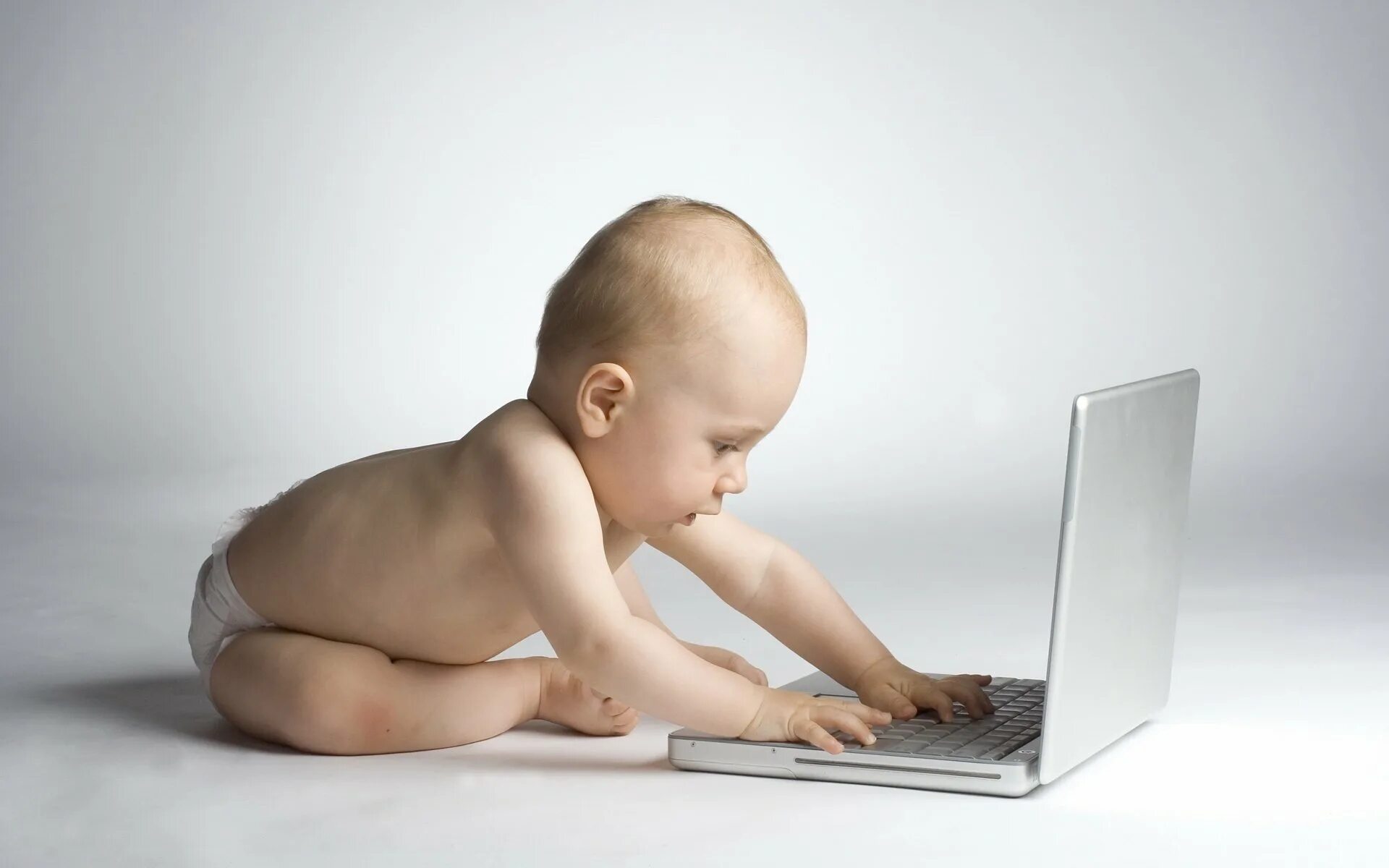 Статья о детях видео. Компьютер для детей. Маленький компьютер для детей. Младенец с компьютером. Маленький ребенок за компьютером.