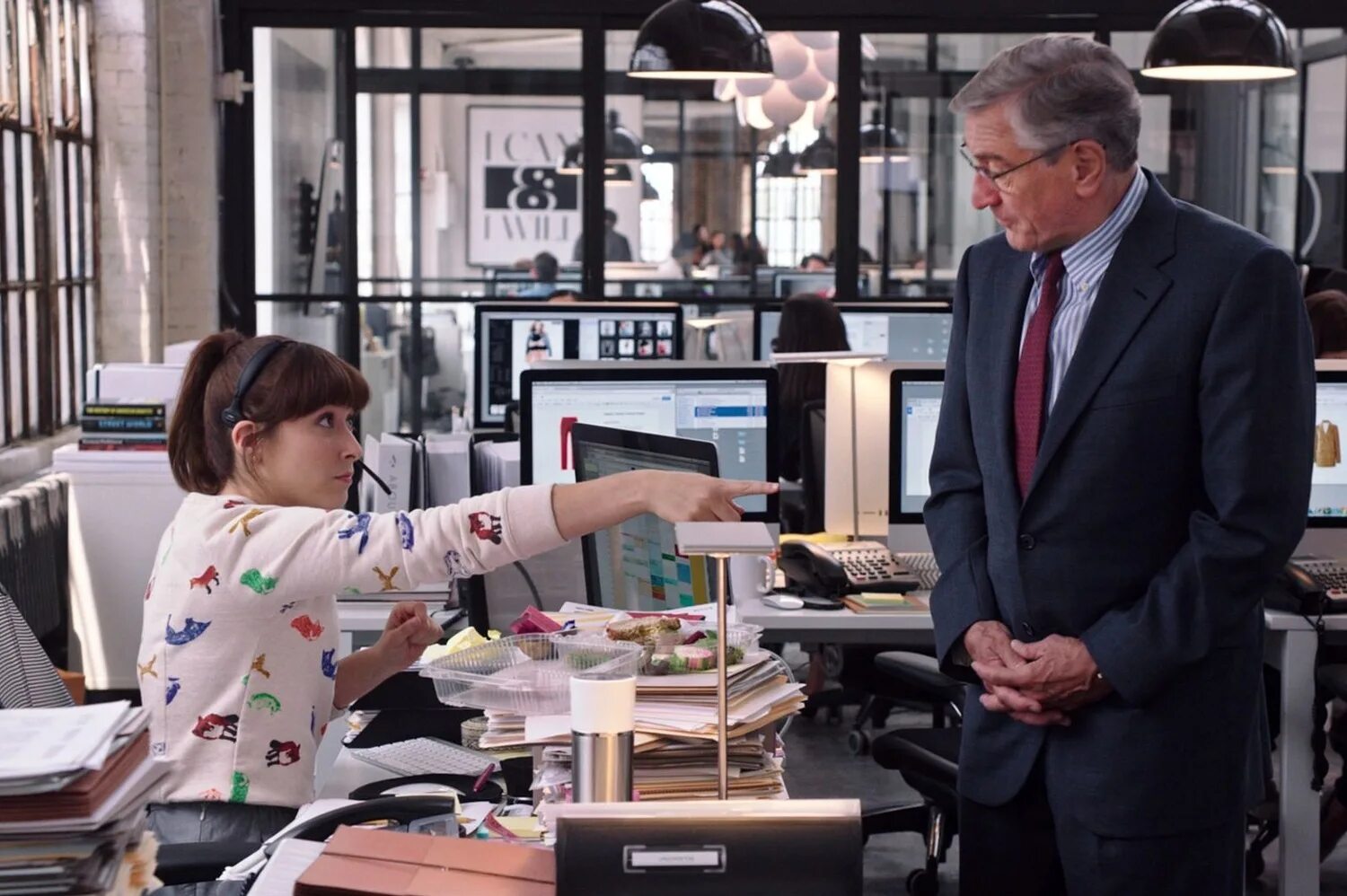 стажер в офисе. стажер редактор. стажер редактор. стажёр фильм 2015. стажер редактор.