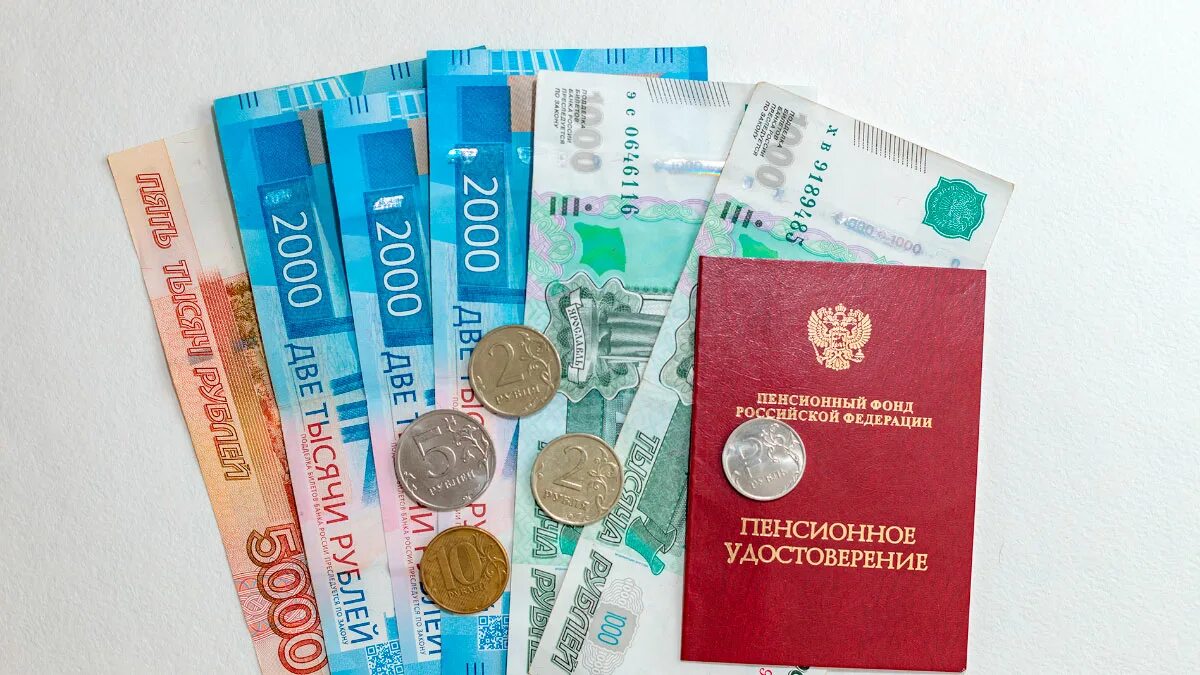 Кто получит прибавку к пенсии. Пенсии и пособия. денежные выплаты картинки. пенсионные выплаты. выплаты на карту мир.