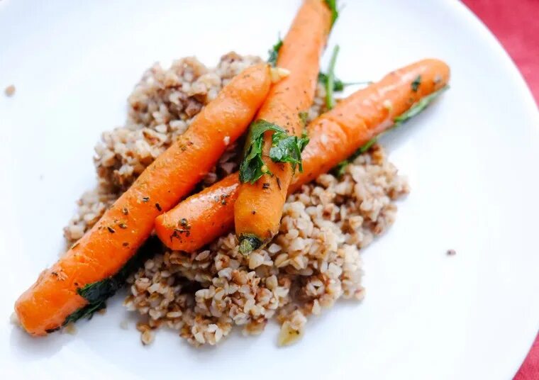 Как вкусно приготовить морковь. Рис с морковью. Тушеная морковка. Карамелизированная морковь пряная. Морковка тушеная гарнир.