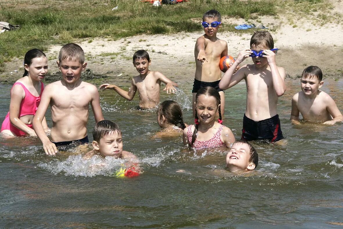 Мальчики купаются вместе. Дети купаются в реке. Школьники на речке. Дети купаются в озере. Река для детей.
