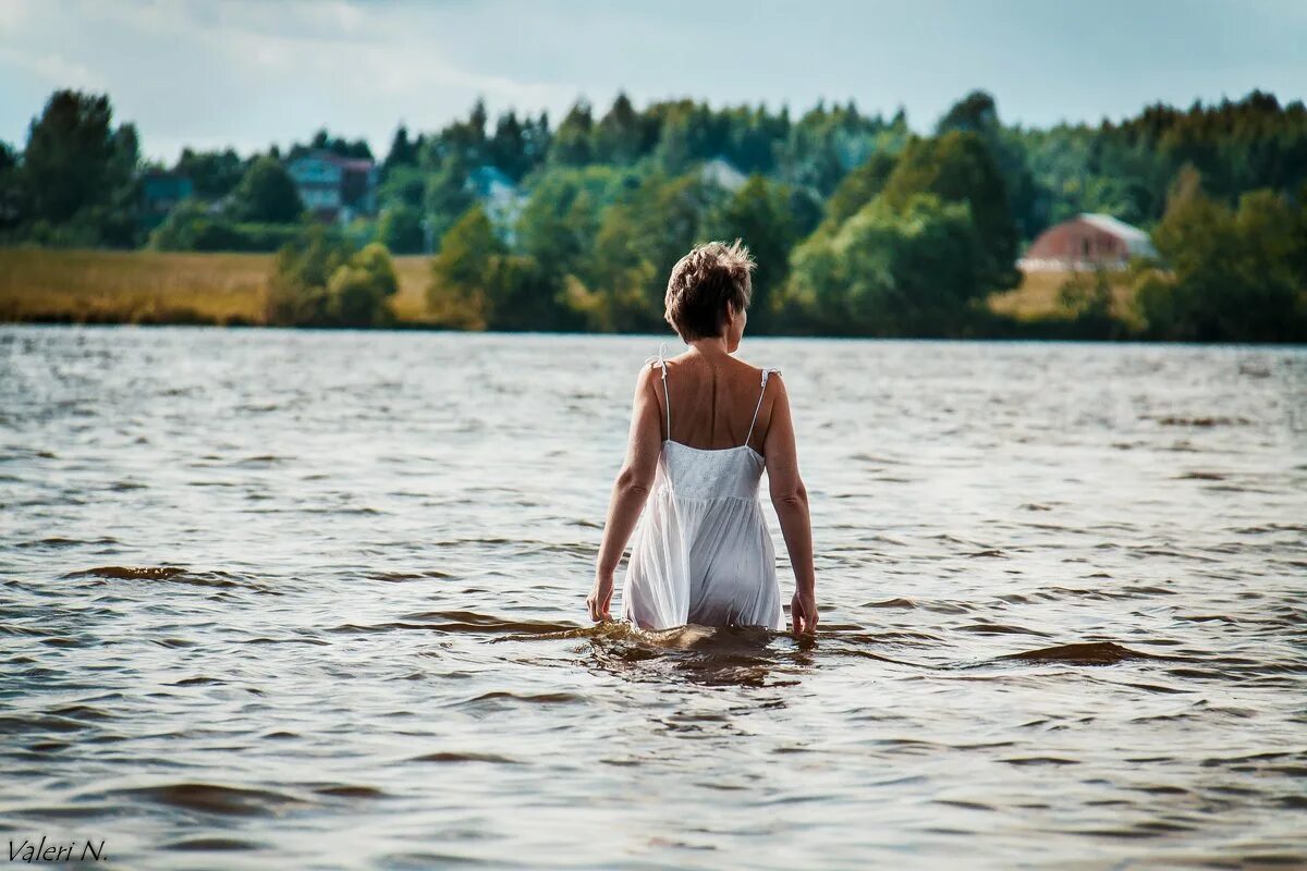 Русские летом на речке. Фотосессия летом на речке. Фотосессия у реки летом. Женщины на речке. Красивая фотосессия на речке.