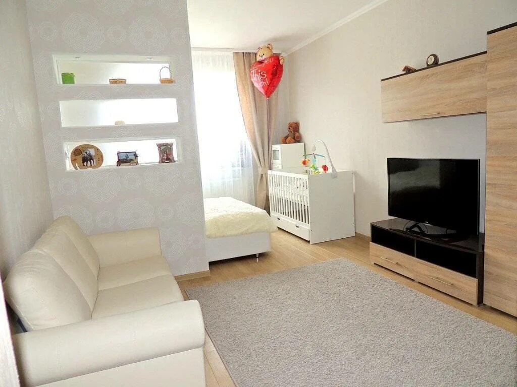 Зонирование гостиной и детской. Детская в однокомнатной квартире. Детская зона в однокомнатной квартире. Комната 18 м с ребенком. Спальня-гостиная с зонированием17м.