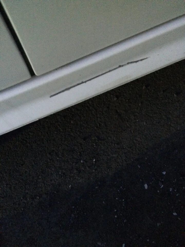 Царапина на пороге автомобиля как. Заглушка порога audi a4 b8. Поцарапал порог. Поврежденный порог. Царапина на пороге автомобиля.