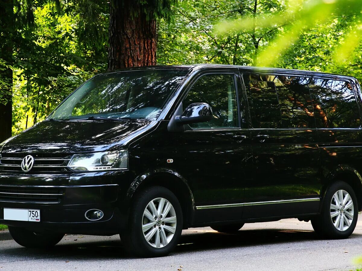 Минивэны 2012. Volkswagen multivan t5 black. volkswagen multivan 2012 черный. volkswagen multivan t5 рестайлинг 2012. volkswagen мультивен t5.