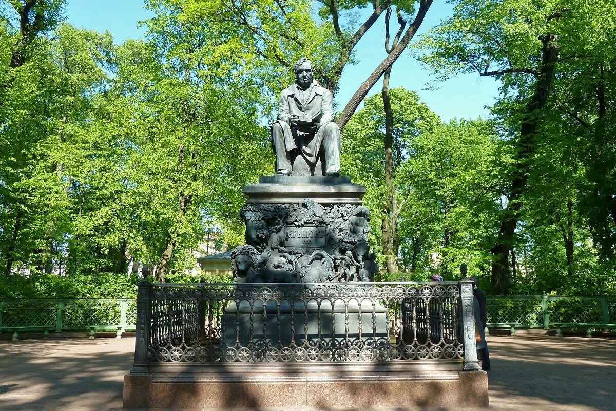 Где в санкт петербурге памятник крылову. Летний сад санкт-петербург крылов памятники. памятник крылову в летнем саду санкт-петербурга. памятник крылова в летнем саду. памятник баснописцу крылову.