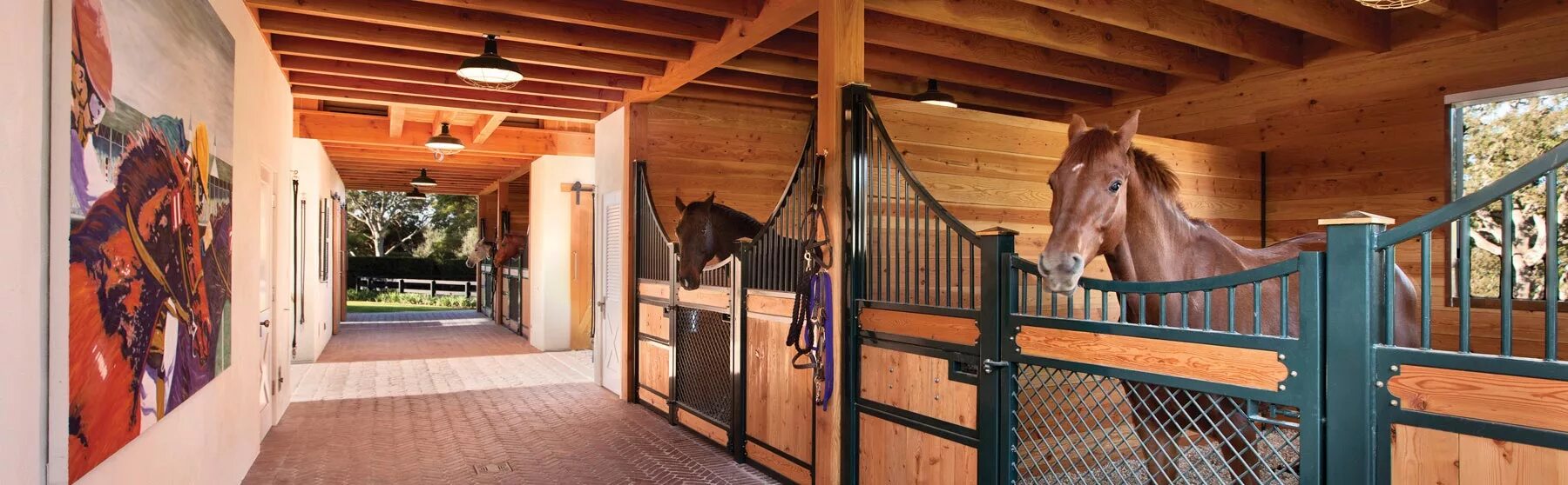 Где стоит лошадь в конюшне. Конюшня solana stables. лошадь в конюшне. денник для лошади.