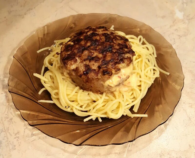 Макароны с котлетой. Паста с тефтелями. Макароны с котлетами. Лапша с котлетой. Тефтели с макаронами.