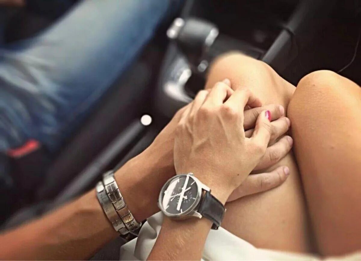 Мужчина трогал ногу. Ноги в руки. Парень трогает. Девушка гладит ноги. Мужчина трогал ногу.