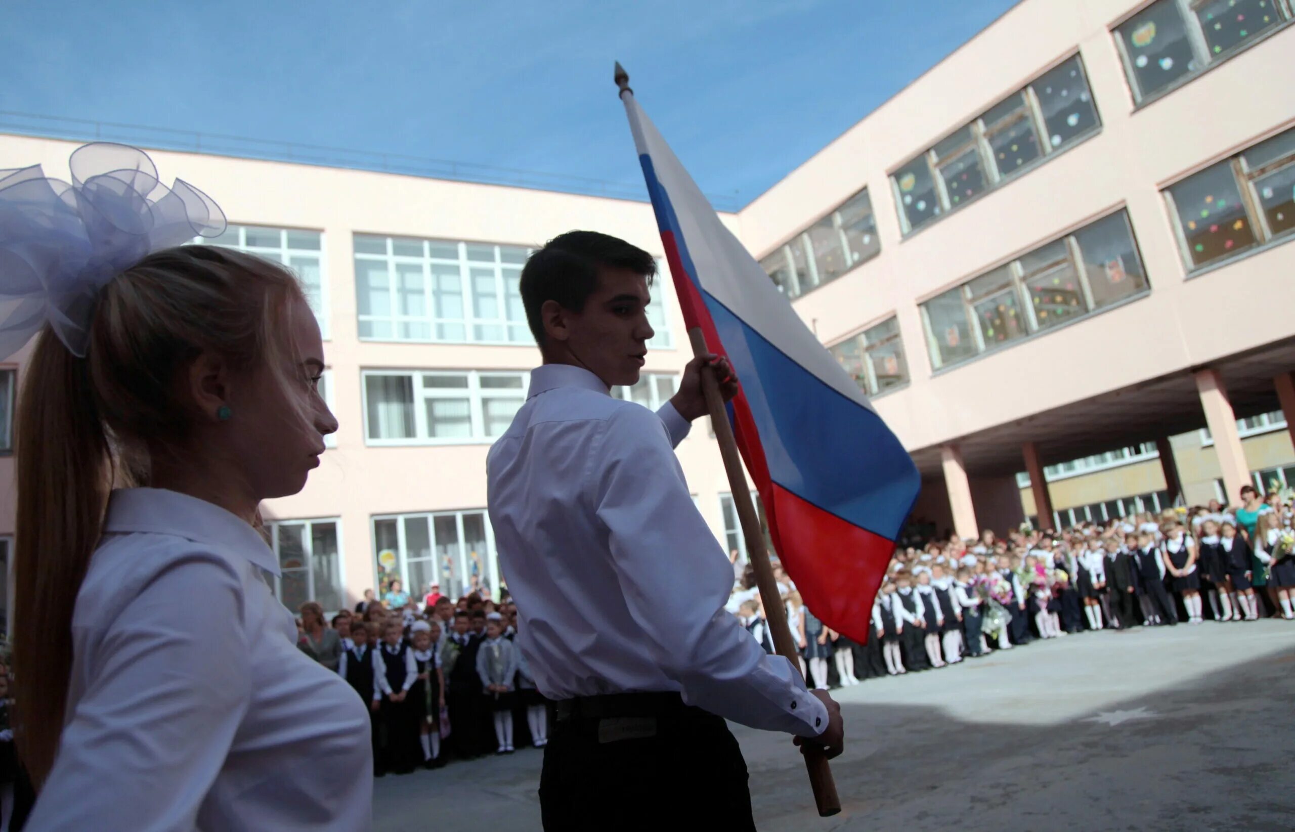 Поднятие флага в школе. Поднятие флага РФ В школе. Поднятие флага в школах России. Флаг России около школы. Школу в россии заканчивают