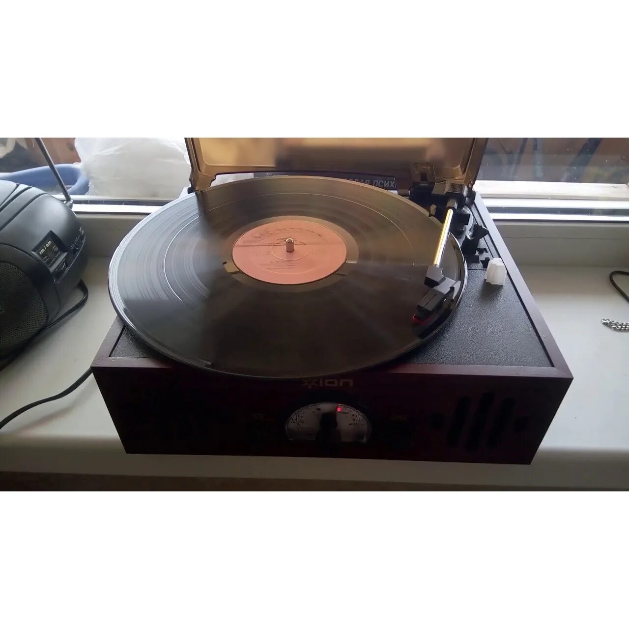 Проигрыватель со встроенными колонками. Ion trio lp. Ion audio trio lp (trio lp). Trio lp. Ion проигрыватель винила.