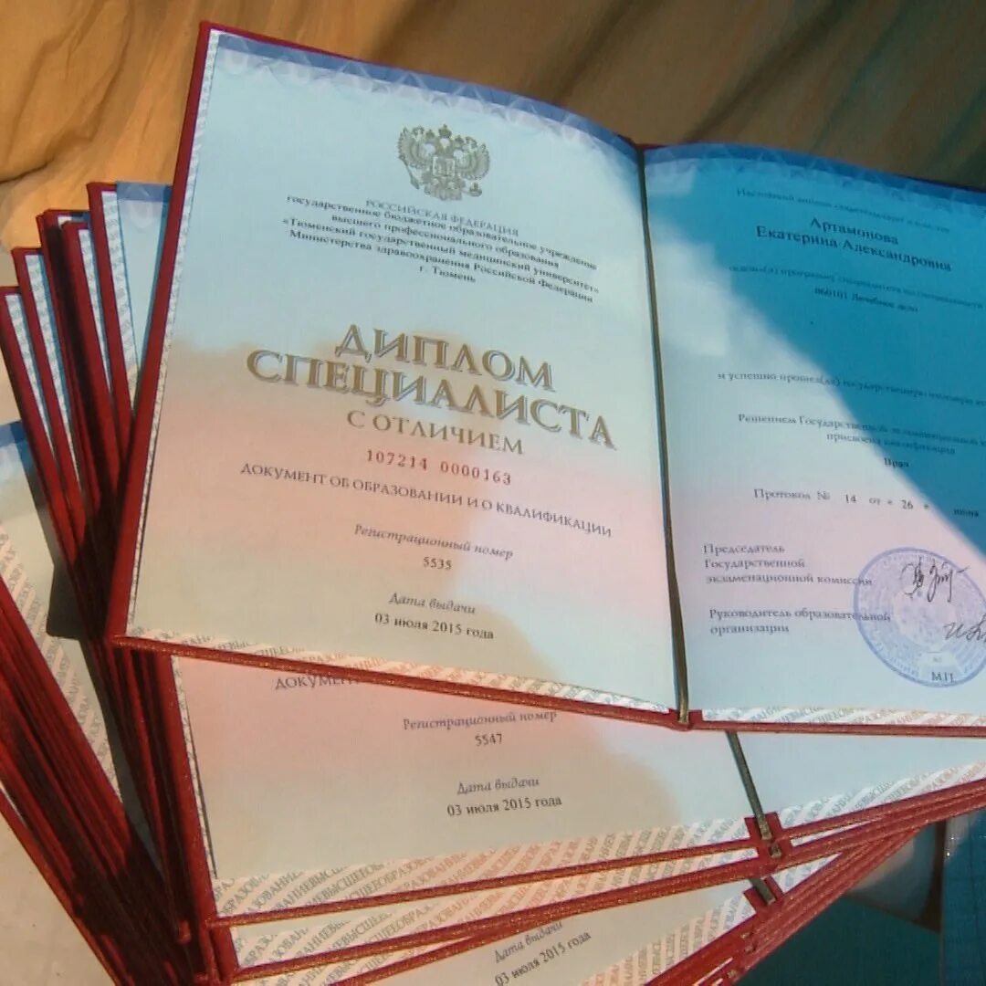 Девушка с красным дипломом. Выпускники с аттестатом. Аттестат 2021. Колледж с аттестатом 11. Аттестат.