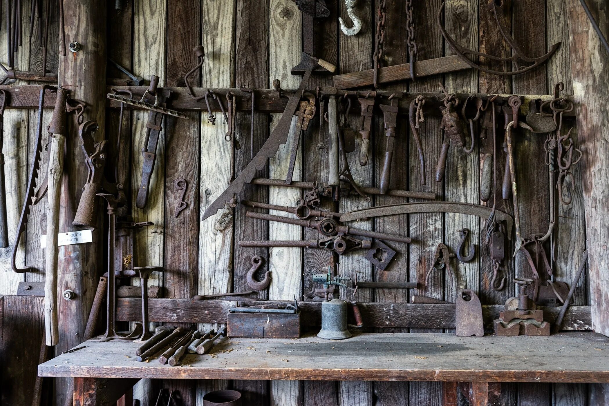 Старинные инструменты. Старинная кузница. Старинный кузнечный инструмент. Старинная мастерская. Посудный кустарь