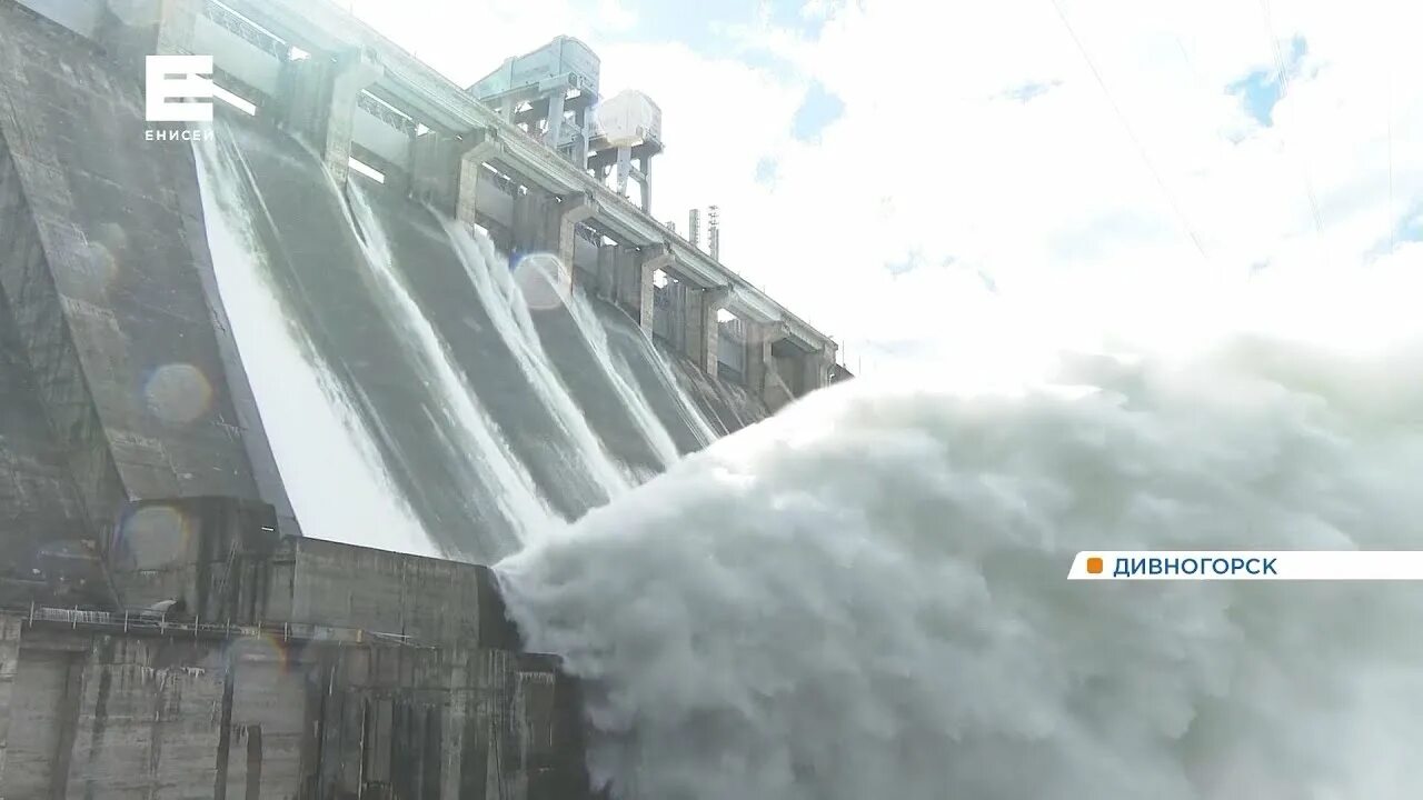 Сброс воды видео. Красноярская ГЭС водосброс. Красноярская ГЭС водосброс 2006. Красноярск ГЭС сброс воды 2021. Красноярская ГЭС водосброс 2001.