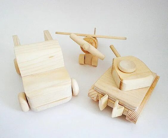 изделия по технологии для мальчиков. школьник на уроке труда. поделки из дерева корабль. урок технологии мальчики.