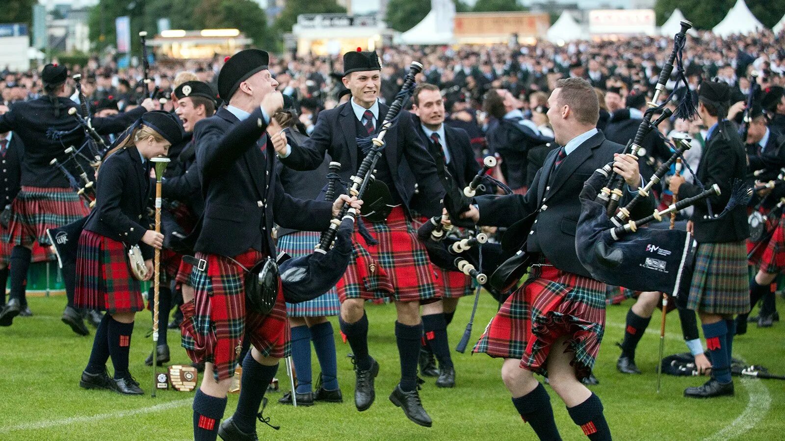 People live in scotland. Шотландия килт волынка. Тартан Шотландия килт. Шотландия традиции килт. Символ Шотландии килт.