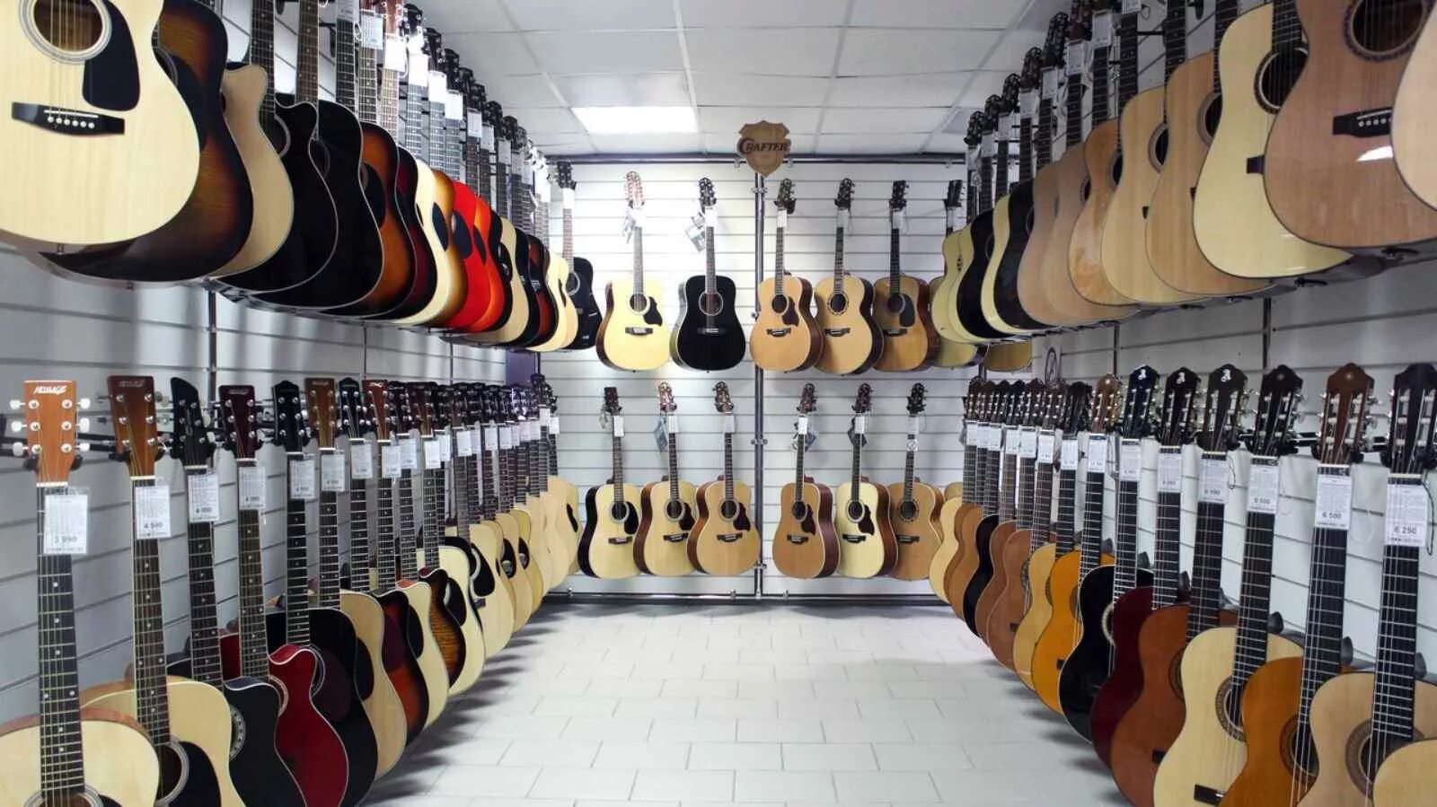 В музыкальном магазине продают скрипки и гитары. Магазин гитар. Гитары музыкальные магазины. Музыкальный инструмент магазин гитара. Гитарный магазин.