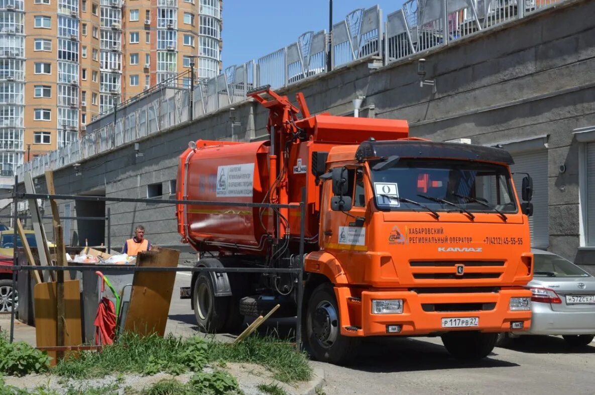 Тко 2019. Регоператор ТБО Хабаровск. Мусоровоз КАМАЗ вызов мусора 2019 улице. Вывоз мусора Хабаровск. Автотранс дв вывоз мусора.