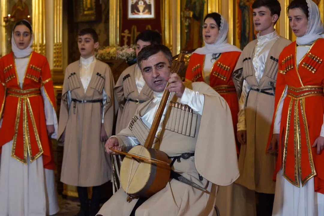 грузинская детский хор. грузинские дети поют. ансамбль георгика. куин в исполнении детей. грузинские дети в церкви.
