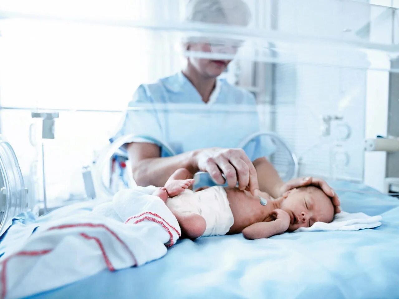 Первые врачи новорожденного. Неонатология новорожденных. Врач неонатолог с ребенком. Педиатрия Новорожденные.