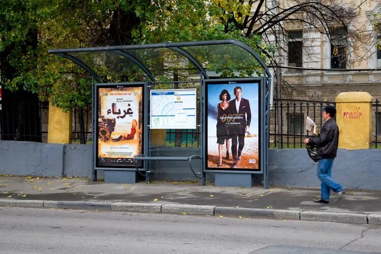 Реклама на улице. Рекламный плакат на улице. Реклама в городе.