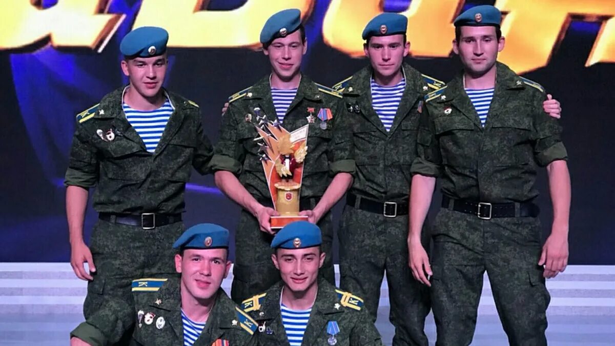Умные люди квн. Команда квн умные люди рязань. команда квн рязанского десантного училища. квн рввдку. команда квн вдв.