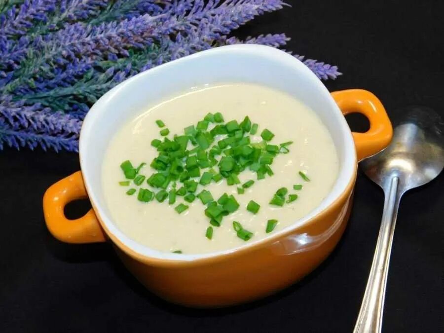 Суп пюре из печени куриной. Сливочный суп пюре. суп пюре из курицы. суп пюре из репчатого лука. суп пюре с курицей.