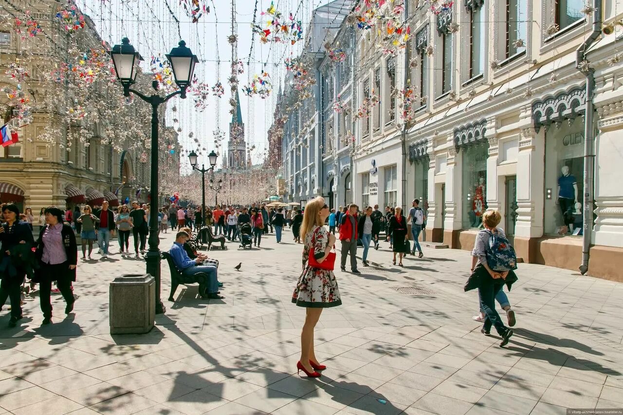 люди на улицах москвы. пустые улицы москвы 2020. улицы москвы профессии. экскурсовод. московский проспект перспектива.