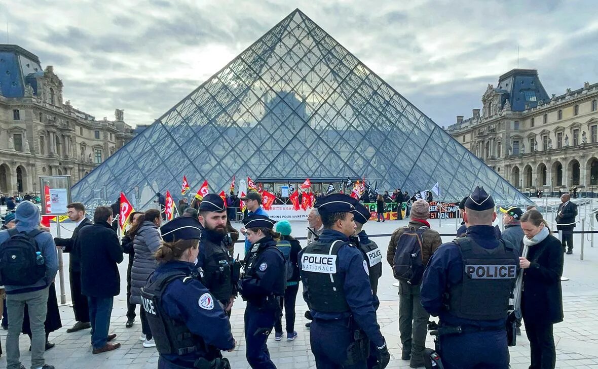 Париж новости. Париж новости. Демонстрации во франции. Ситуация в париже сейчас. L'arc de triomphe, wrapped.