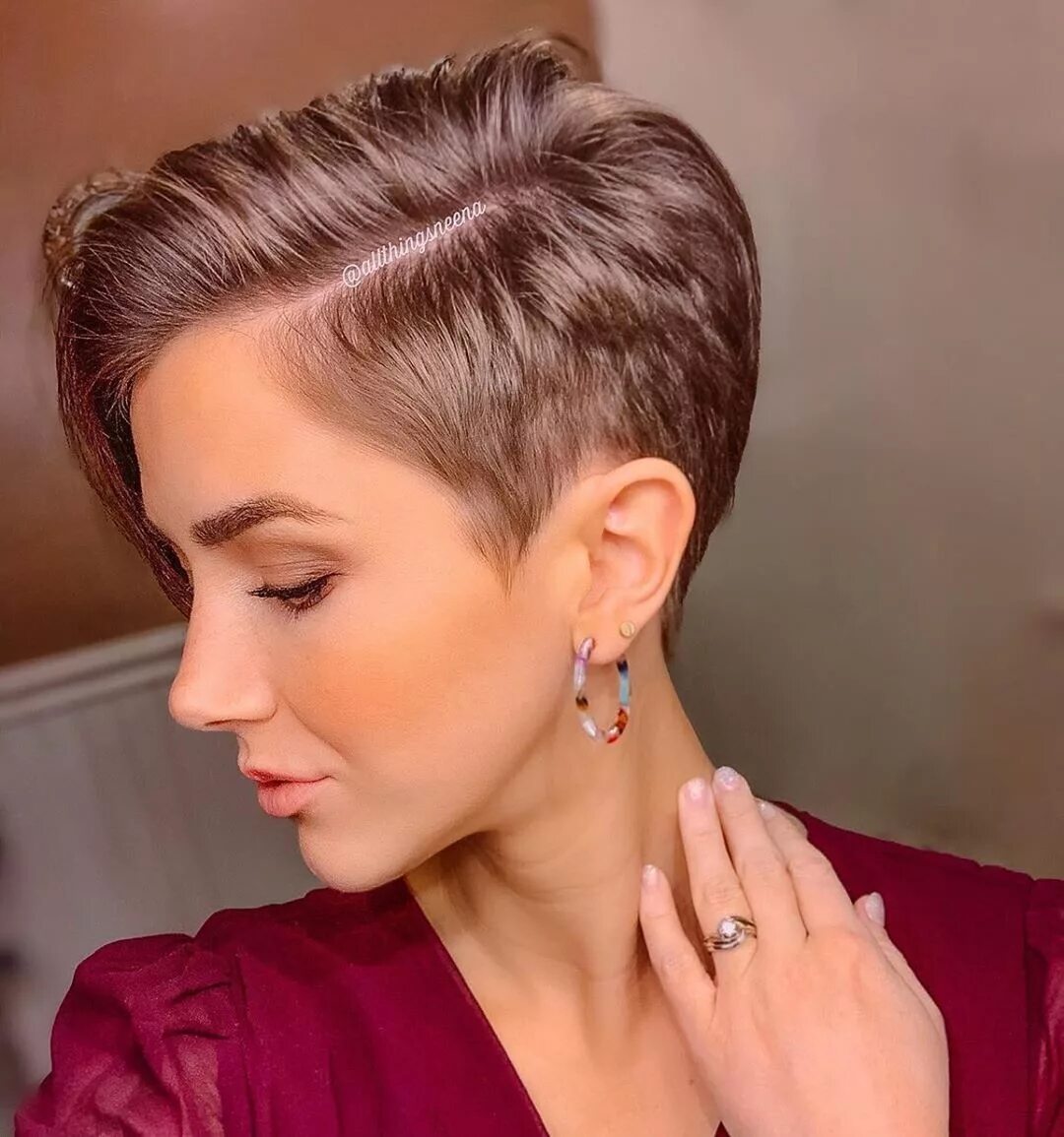 Стрижки пикси, гарсон, пикси боб. Стрижка пикси-боб на средние с челкой. Стрижка лонг пикси. Короткие стрижки на тонкие волосы 2023. Модные стрижки на короткие волосы 2024 год.