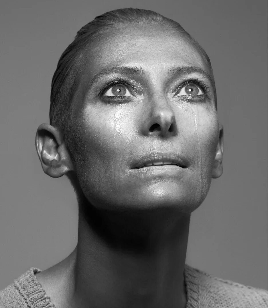 Фактурный старик. Рон перлман чёрный. Лицо человека. Тильда суинтон. Тильда суинтон чб портрет.